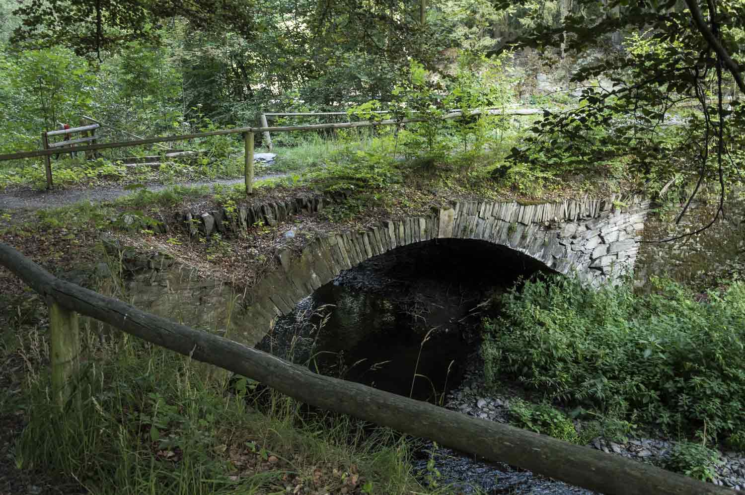 Alte Steinbrücke im Wald