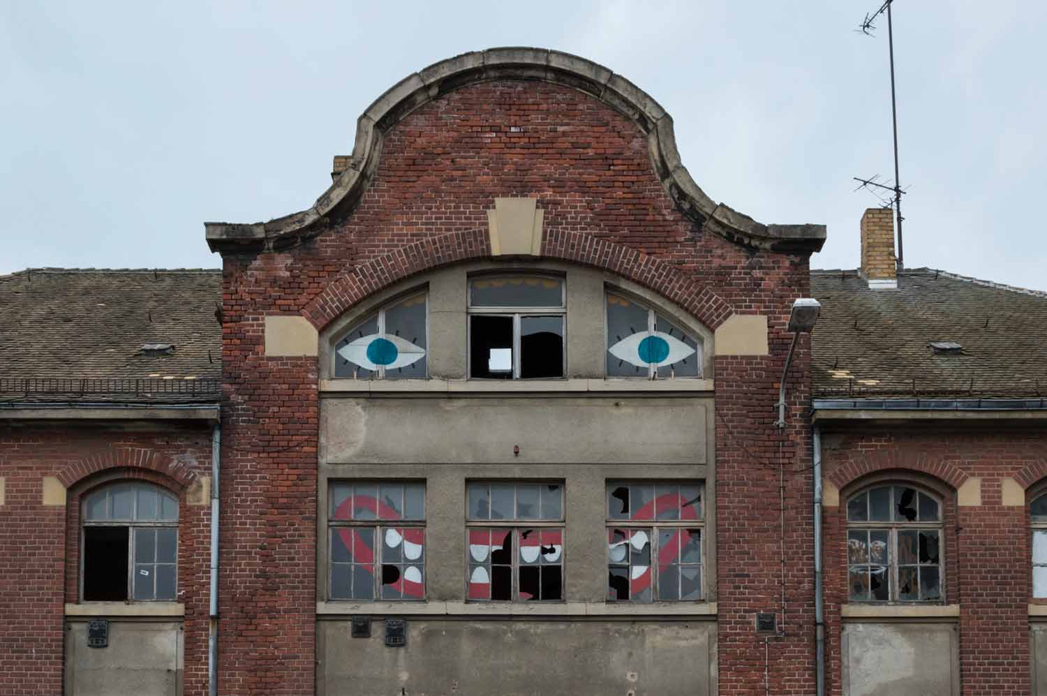 Fabrikgebäude mit Gesicht