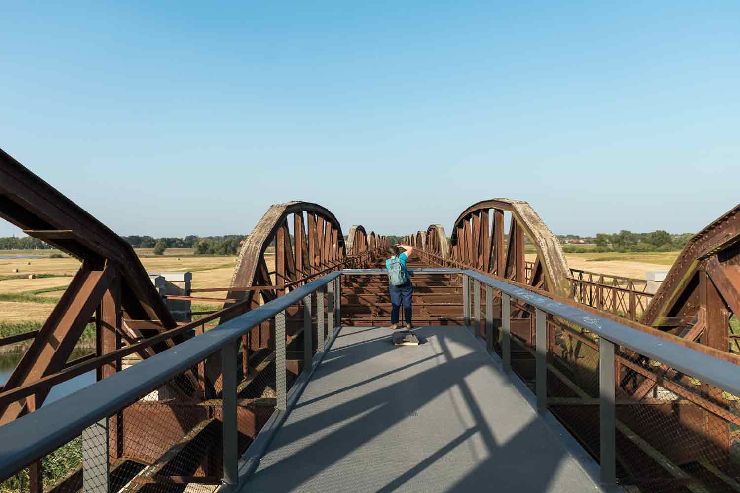 Fußweg auf alter Eisenbahnbrücke