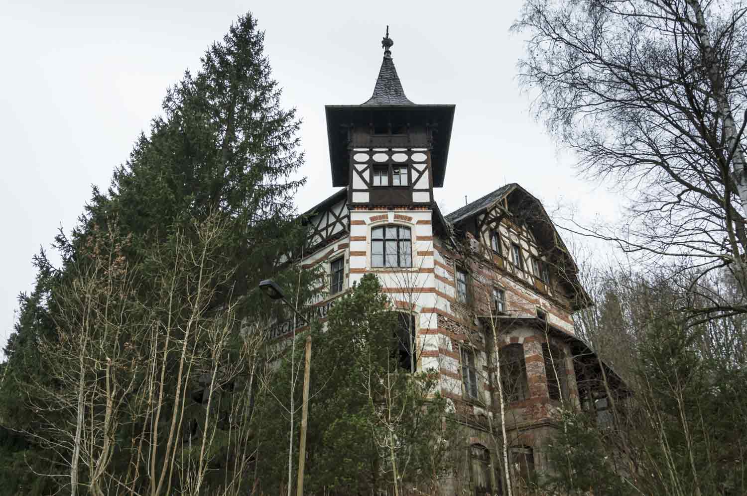 Fachwerk-Hotel hinter Bäumen