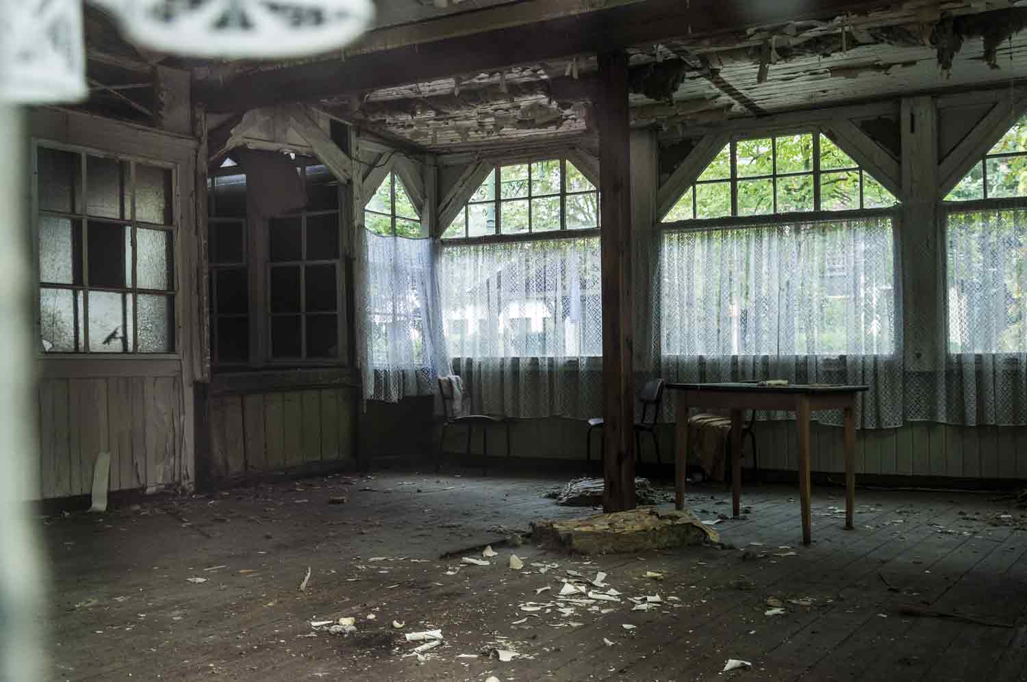 Die Bahnhofsgaststätte in Alexisbad, leer und verlassen Blick in leeren Gaststättensaal