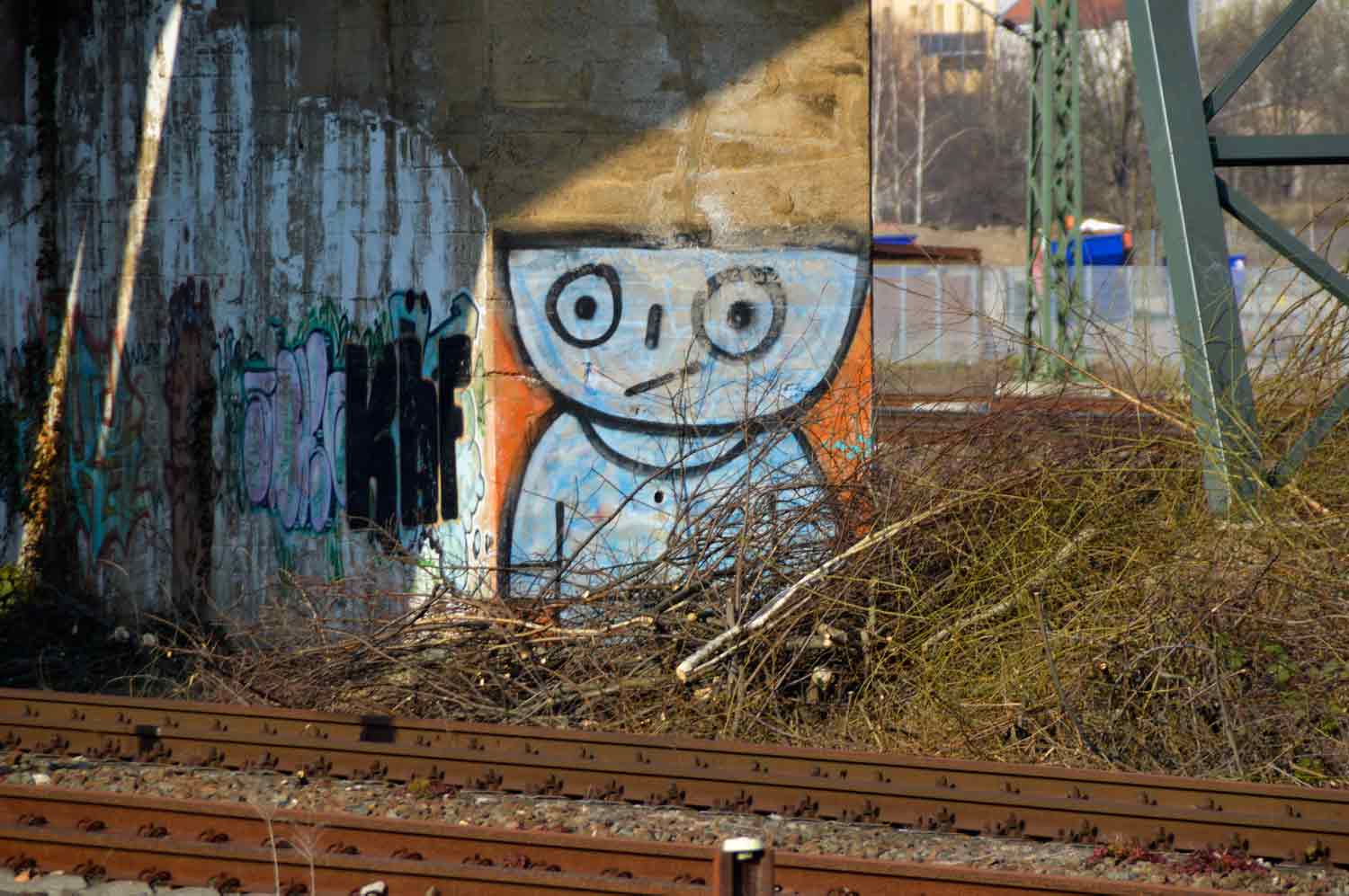 Graffiti an Eisenbahnbrücke