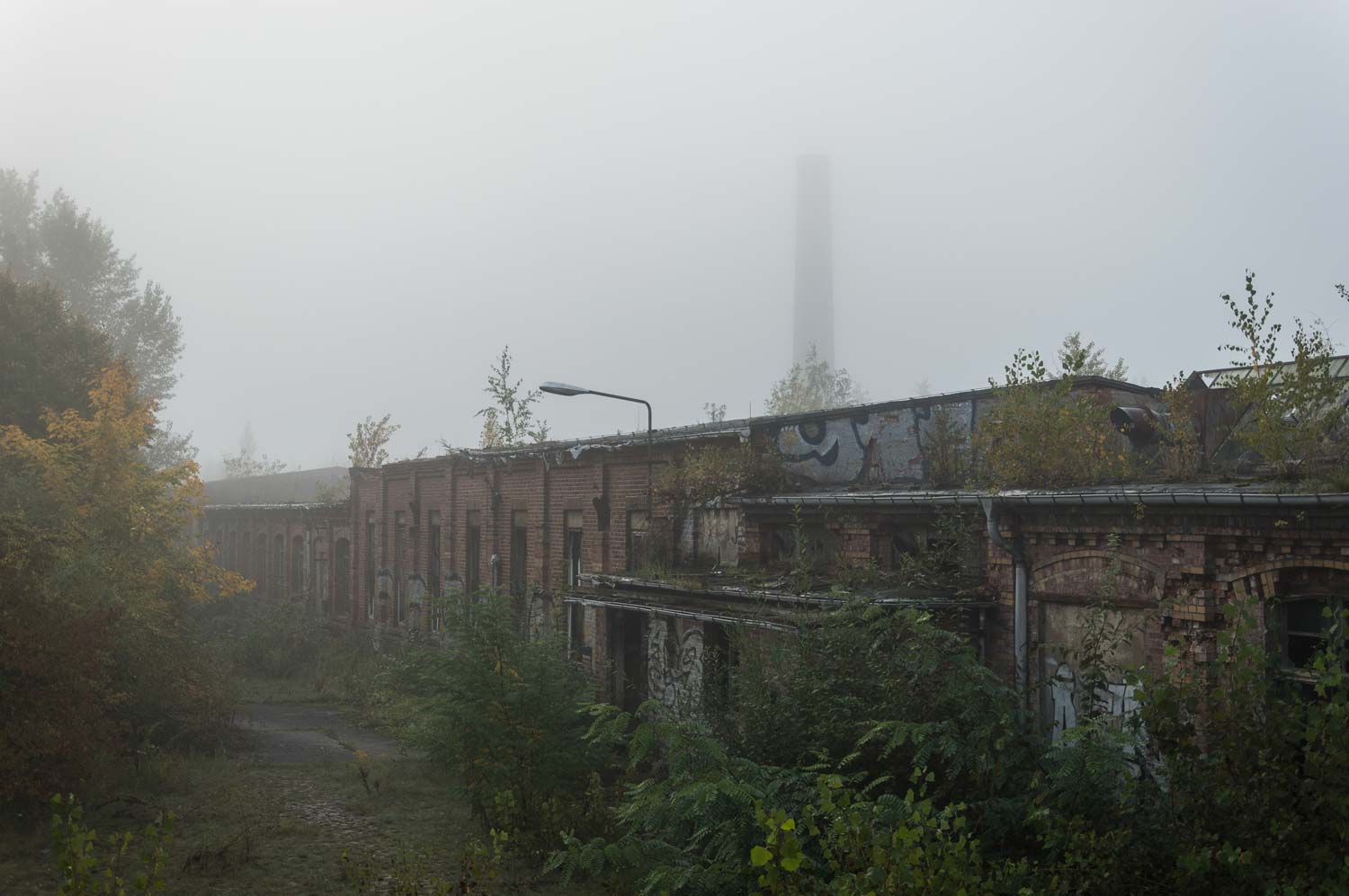 Fabrikruine im Nebel