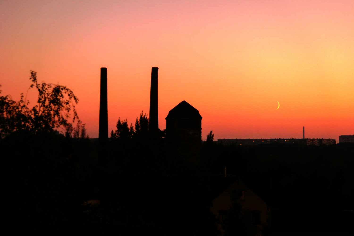 Sonnenuntergang über Industriebrache