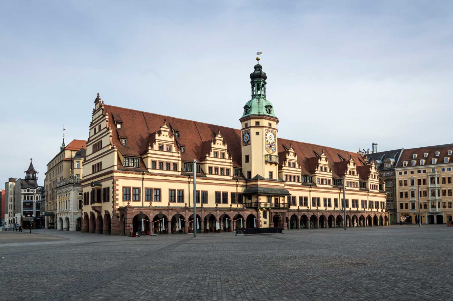 Leerer Leipziger Marktplatz mit Altem Rathaus