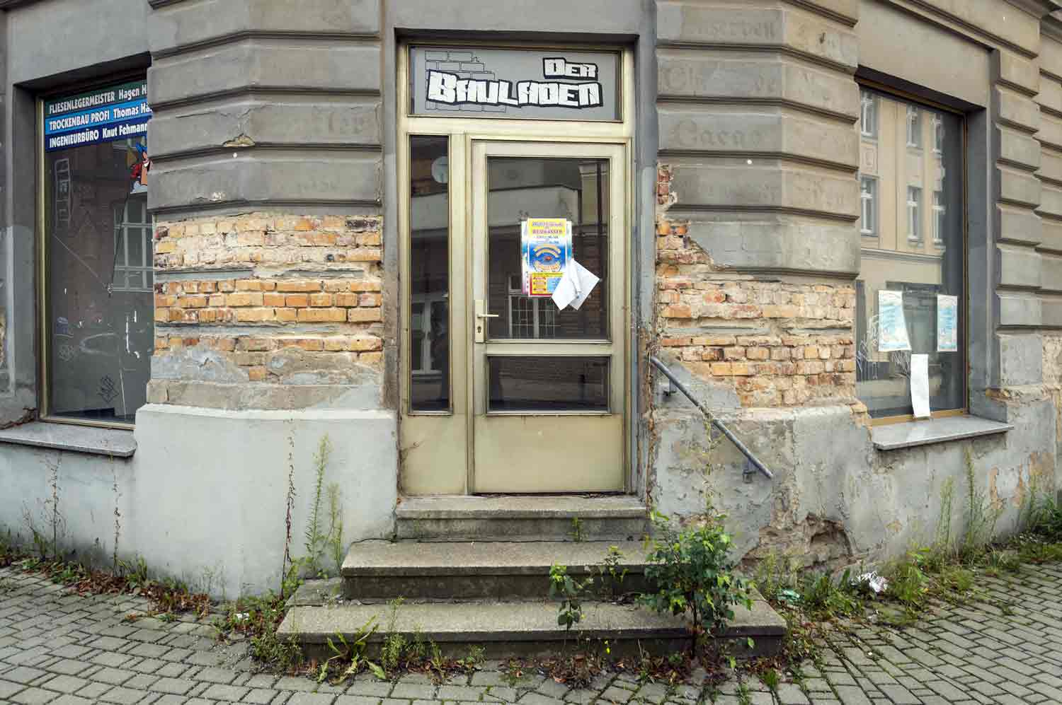 Das Ladensterben hat sich dramatisch ausgeweitet Verlassener Laden in einem maroden Eckhaus eines toten Stadtzentrums