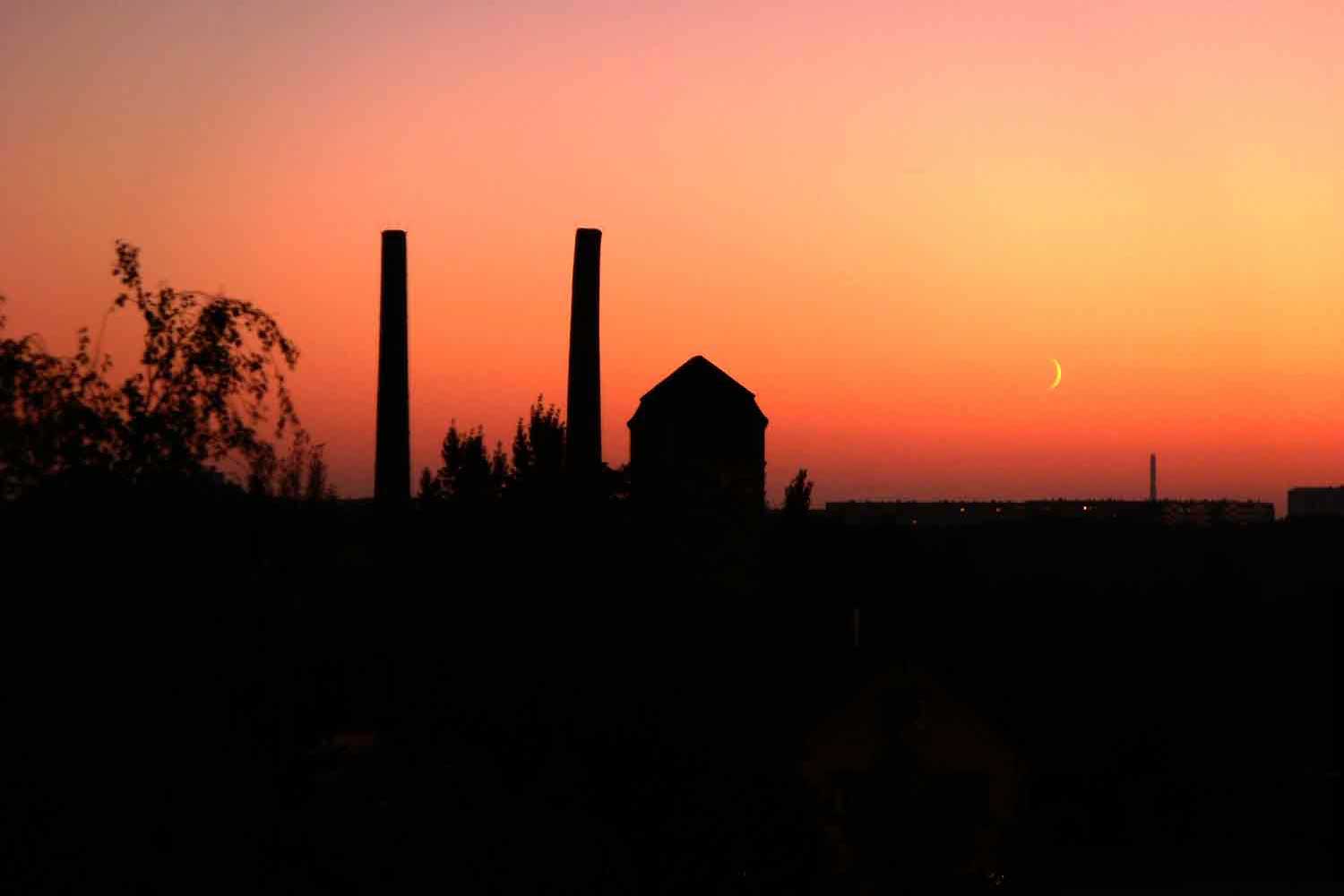 Sonnenuntergang über Industriebrache