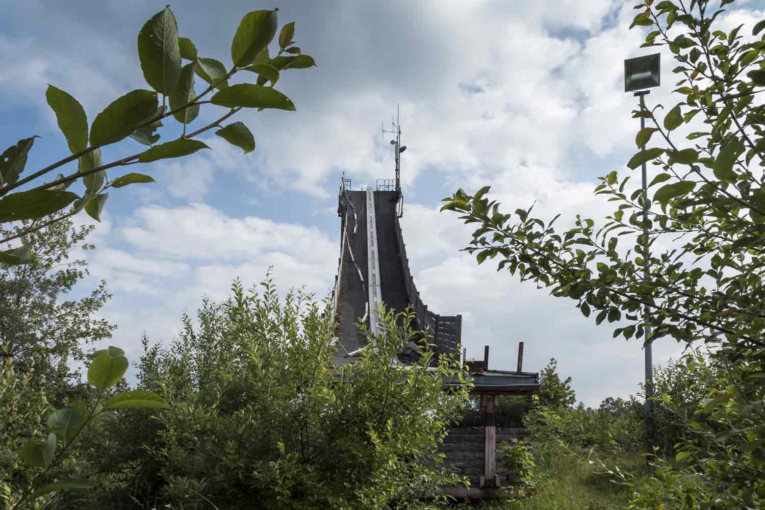 Sprungschanze in Waldlichtung