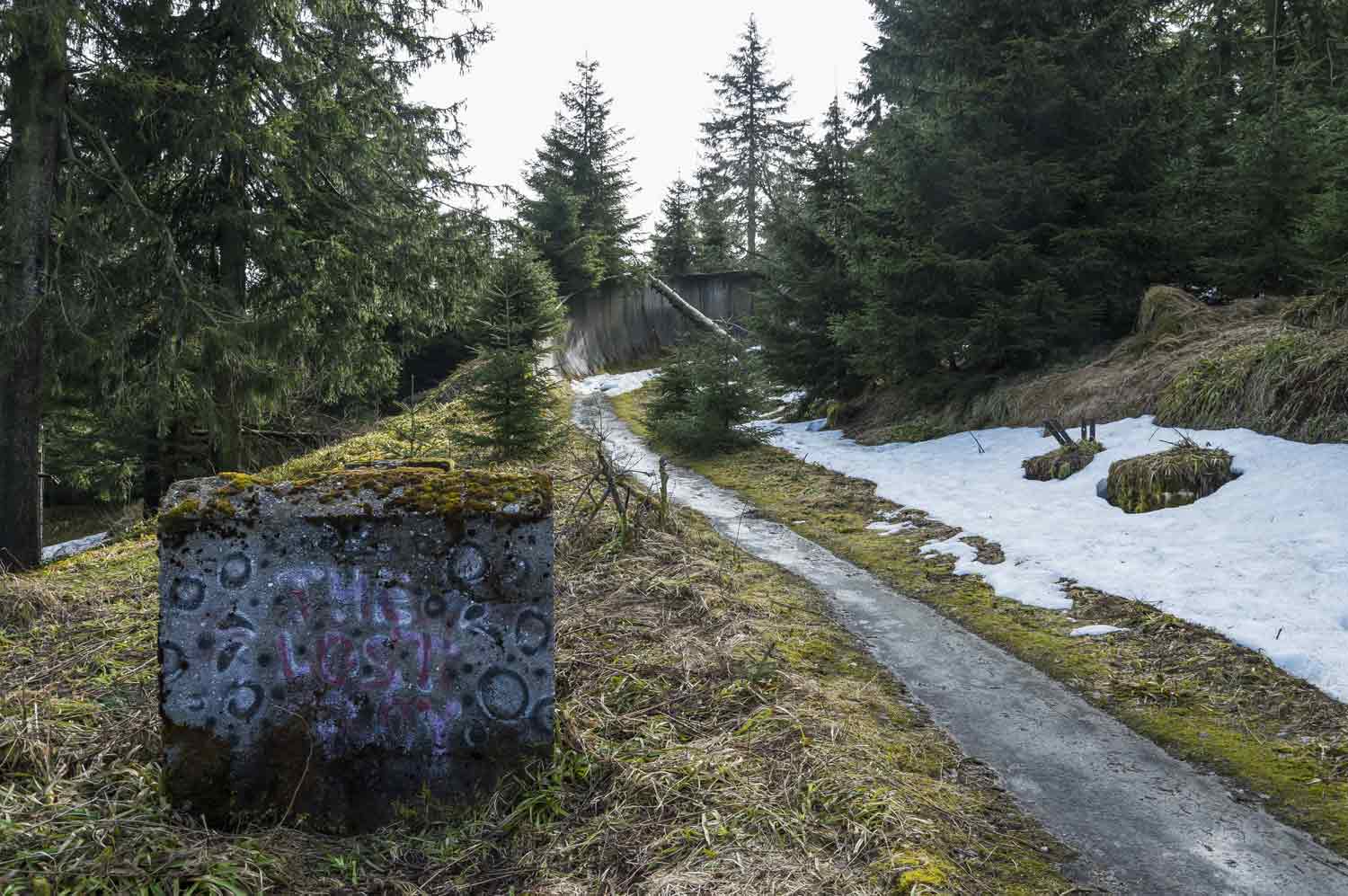 Betonklotz neben Bahn