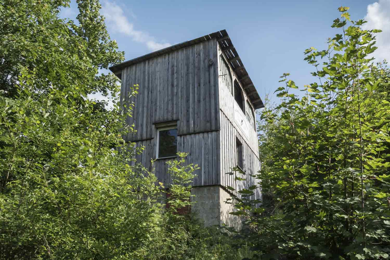 Holzgebäude am Hang