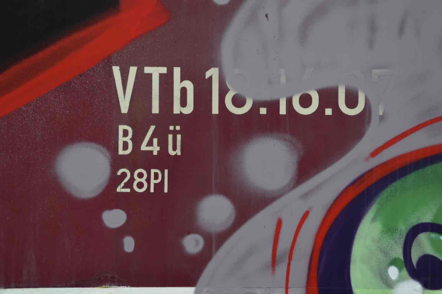 Das Fahrzeug hatte schon bessere Zeiten gesehen Graffiti über der Seitenanschrift