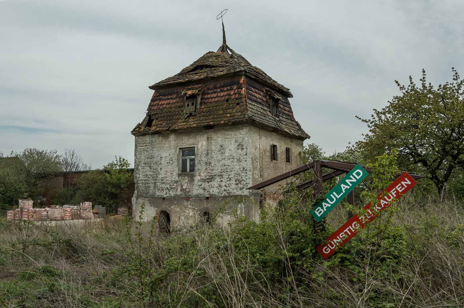 Taubenhaus mit Maklerwerbung