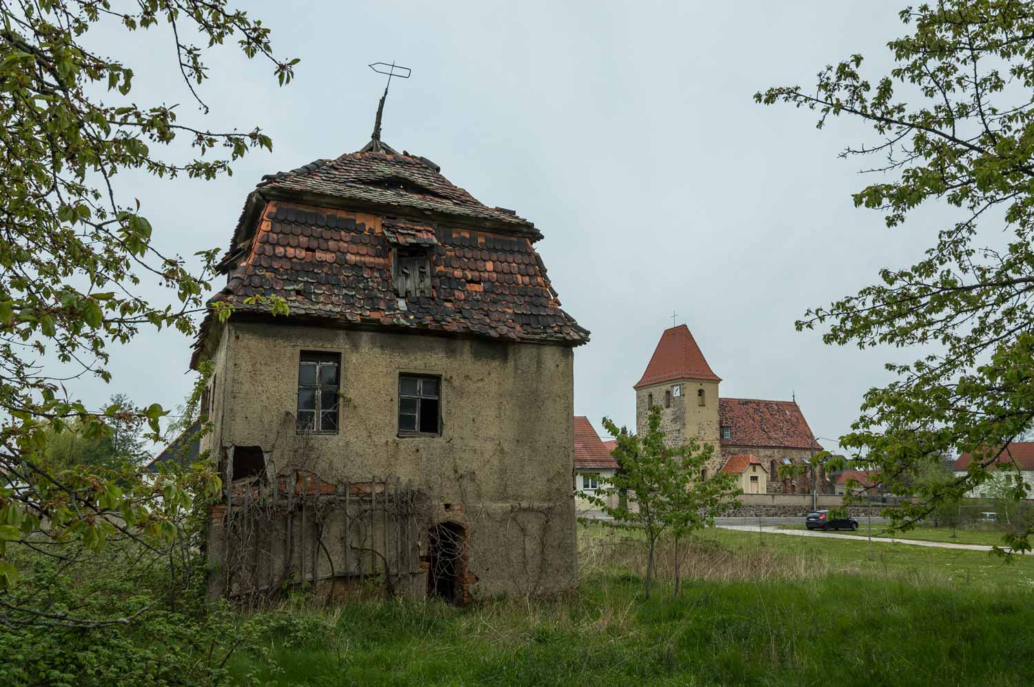 Taubenhaus und Kirche