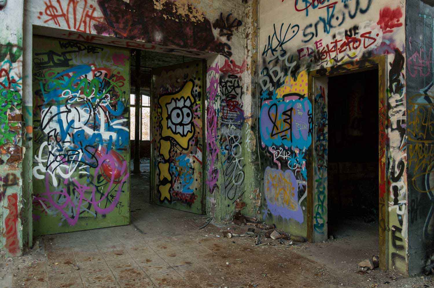 Bunte Graffitis an Türen