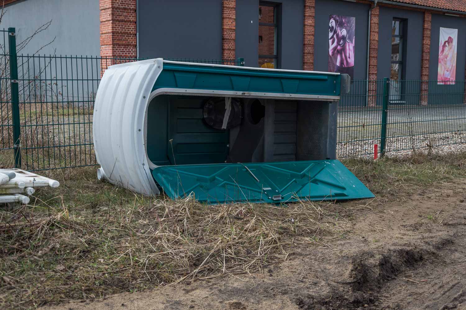 Umgekipptes Toilettenhäuschen