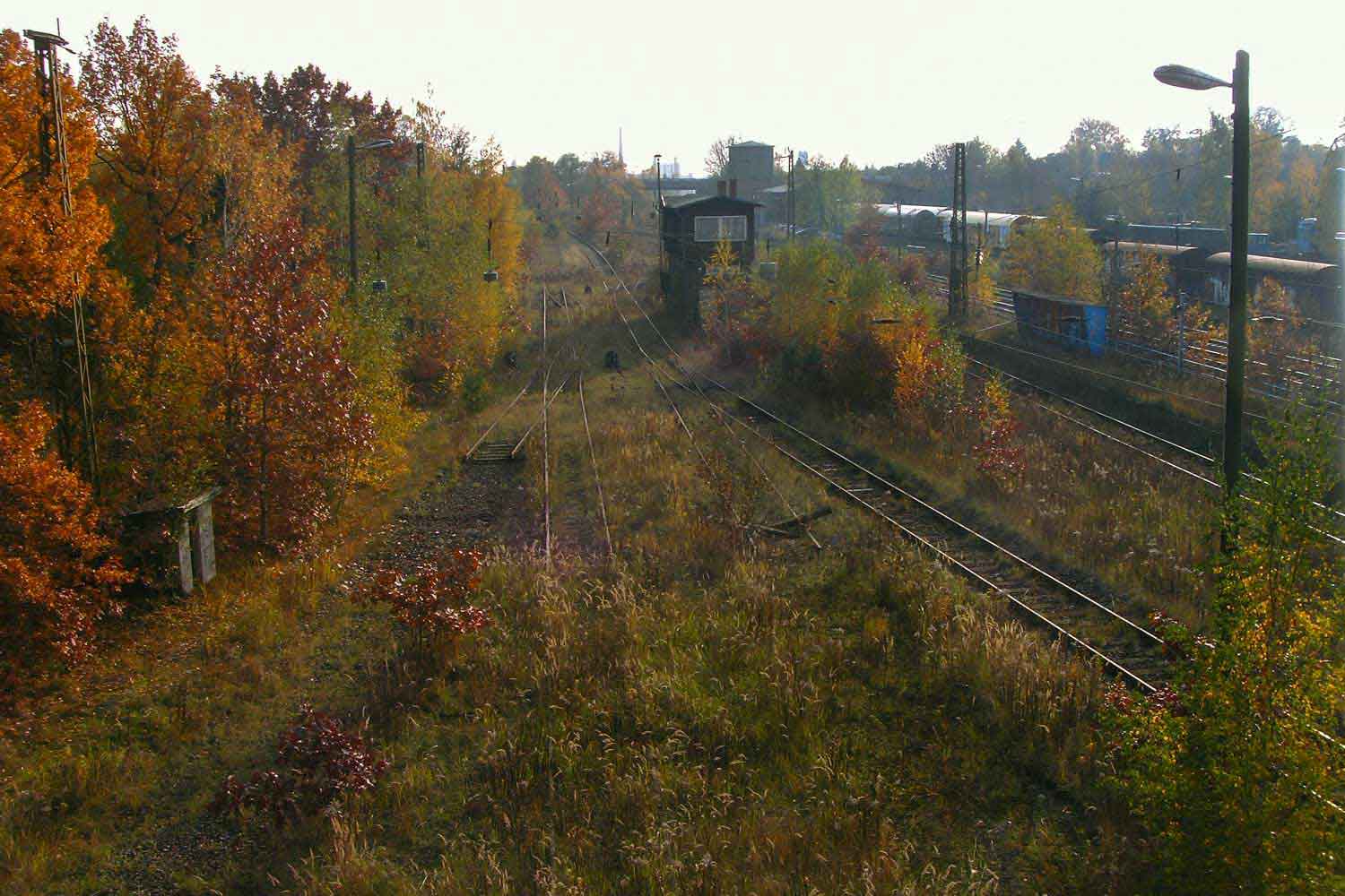 Ehemalige Bahnanlage im Herbst