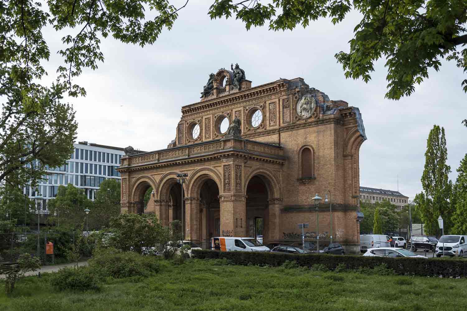 Zur Lightbox 'Reste mit Symbolkraft' Erhaltener Portikus der Bahnhofsruine