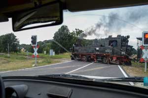 Vorschau - Trabant am Bahnübergang der Schmalspurbahn